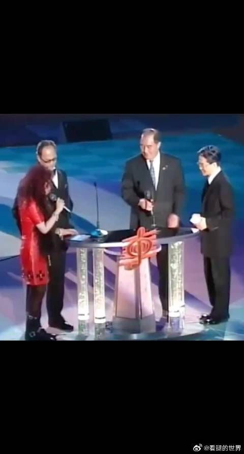 全球华人最受欢迎女歌手得主：王菲！ 最爱看她领奖，酷毙了