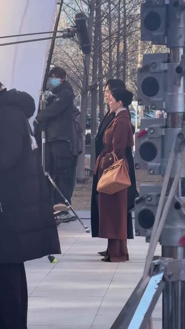 我想说俞飞鸿腰杆真直,体态太好了,气质身材侧颜都绝顶!她好适合演富太太