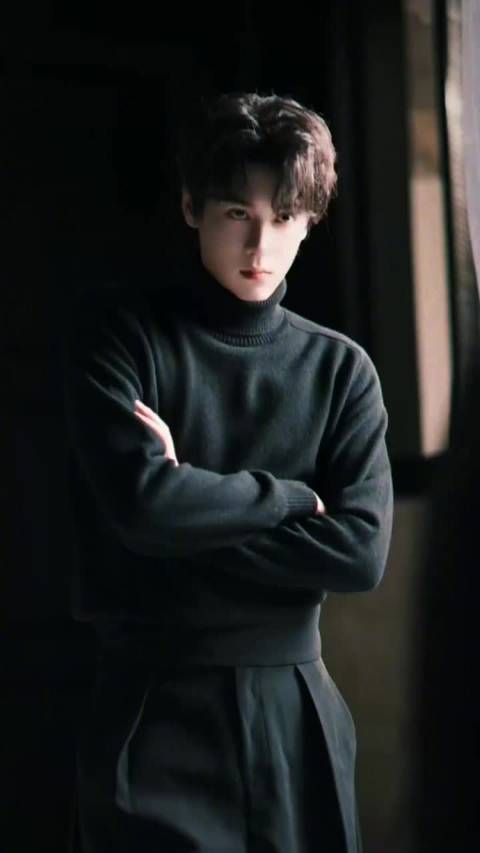 田栩宁全黑造型花絮曝光，展现性感身材