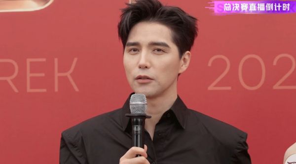 阿云嘎红毯亮相总决赛，黑衬衫喇叭裤造型吸睛