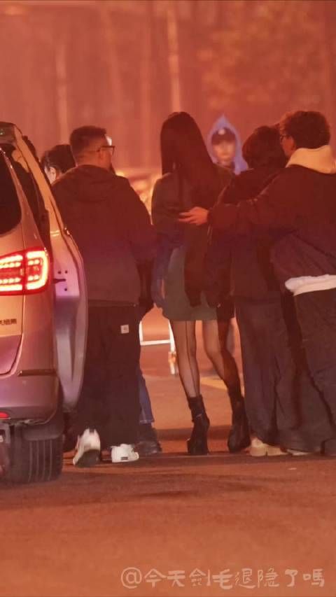 那英绿裙亮相声鸣远扬总决赛，长腿吸睛状态佳