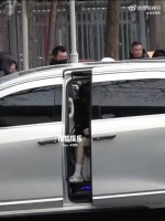 欧阳娜娜卡其色大衣亮相央视春晚二次联排