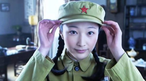 女兵只是照了一下镜子,不料竟因此发现间谍