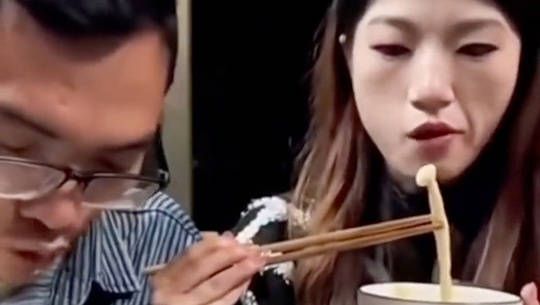 吃个饭咋还发起火来了，原来是睹物思人，感景念怀啊