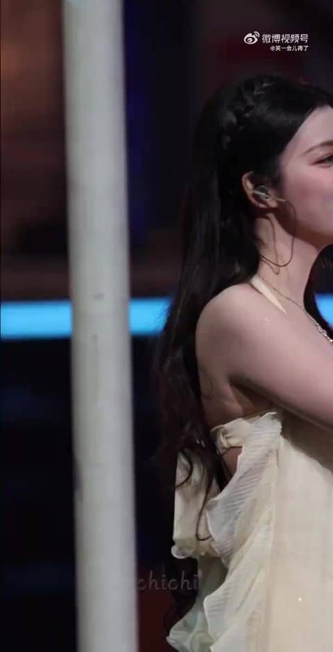 王楚然下一个天亮舞台直拍,穿这么少不冷啊