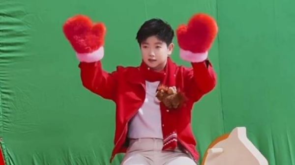 孙颖莎高露洁拍摄花絮骑着小马晃着小手好喜庆