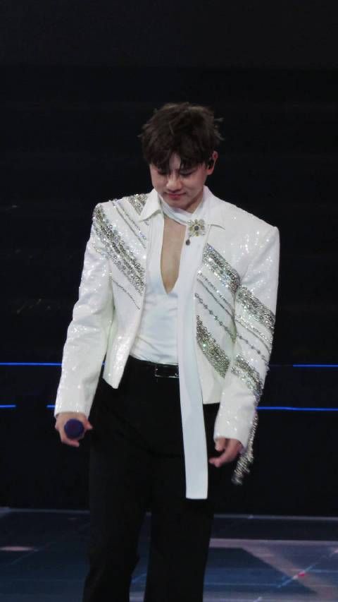 张杰演唱会贴脸互动引粉丝欢呼