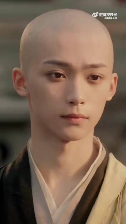 梓渝为戏剃光头拒用假发套，光头造型颜值引热议