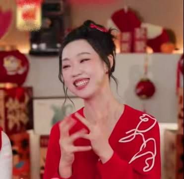 管乐直播即兴表演被塞橘子，神还原过年走亲戚场景