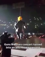 枪花乐队演唱会上演反特朗普行为，观众吊打特朗普人偶
