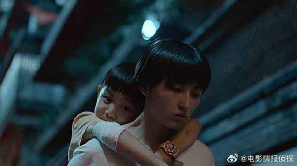 弟弟半夜耍赖要张子枫背，下秒弟弟一句话，太催泪了