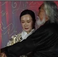 张纪中夫妇出席活动！44岁杜星霖妆容却被调侃：像油锅里爬出来似的