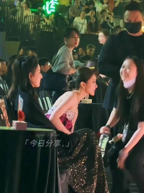 宋祖儿赵露思同框互动笑容灿烂