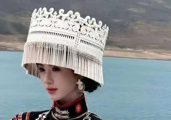 搜狐娱乐讯 近日，鞠婧祎解锁苗疆少女妆造，银饰头饰配民族服饰，灵动又惊艳。