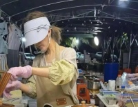 赵露思被发现躲在三亚农村烤蛋烘糕，脸色憔悴特别瘦，难道她又要emo了吗？