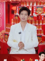 李现直播穿刺绣白西装谈新年突破