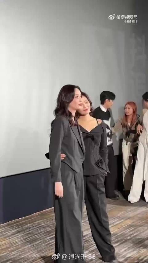 辛芷蕾亲郑希怡展现闺蜜情