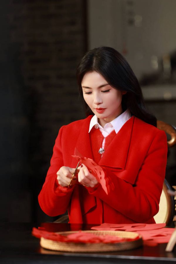 刘涛专心剪纸，状态在线。