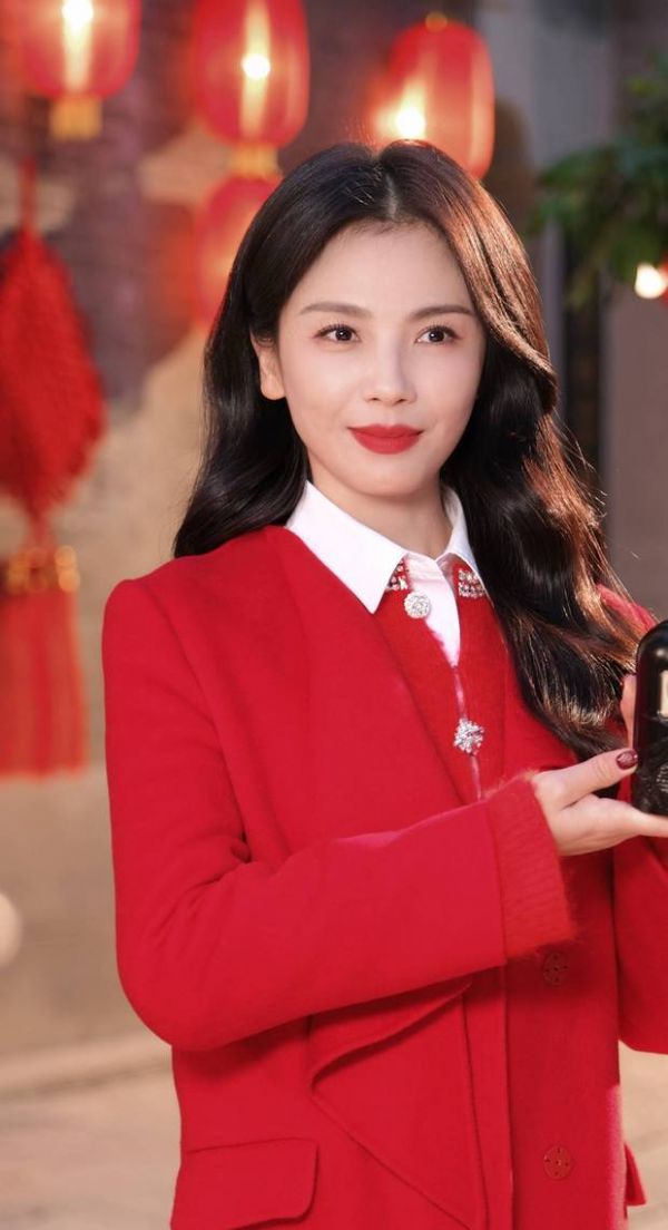 刘涛的五官精致，美貌养眼。