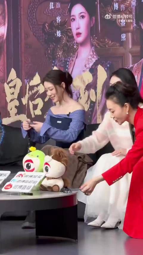 皇后驾到官微空降新浪直播间，徐艺真戴凤仪胡彩虹全程高能