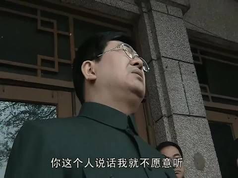 他居然还敢看第二个证