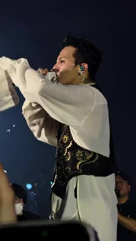 权志龙HIBYE见面会四面台唱跳嗨翻全场，超近距离告别甜到哭