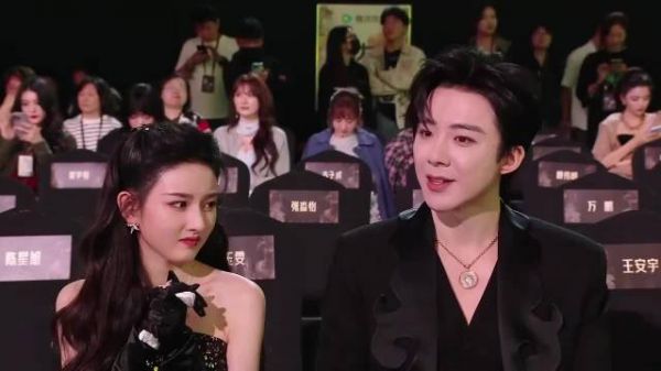 他俩磕太好磕了，刘宇宁宋祖儿项链，暗戳戳小心思太甜