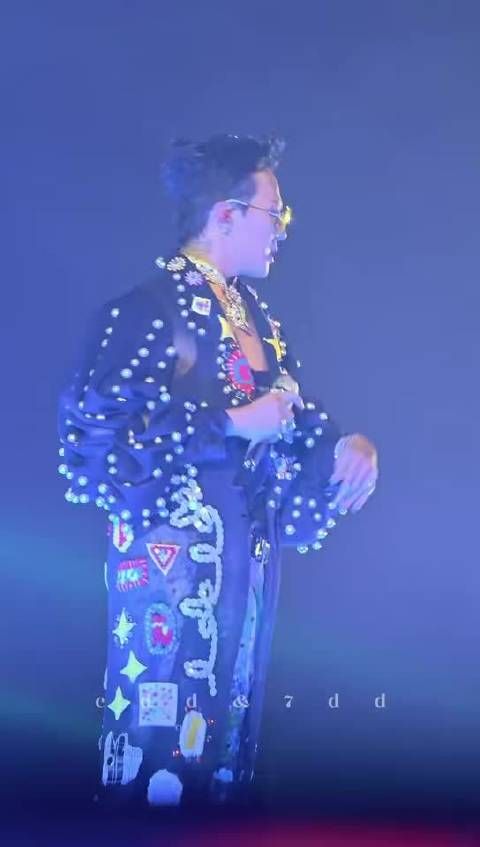 权志龙HIBYE跨年派对四面台唱跳宠粉