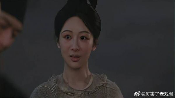 何淮芳为拿回自己铺子，求蒋长扬帮忙，蒋长扬演戏逗她