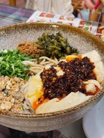 昆明豆花米线：一碗麻辣滑嫩的云南街头风情