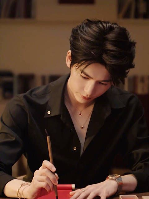 张凌赫宝格丽新春视频来袭,好珠光宝气的贵公子啊,和高奢就是绝配