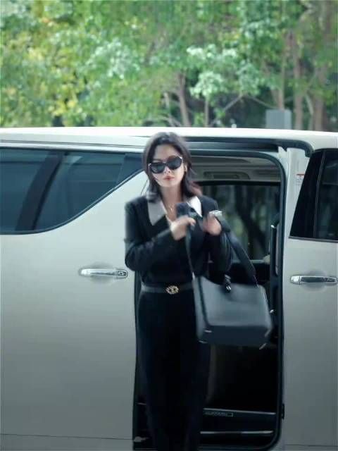 辛芷蕾《女神蒙上眼》身材引热议,唐律师造型获赞