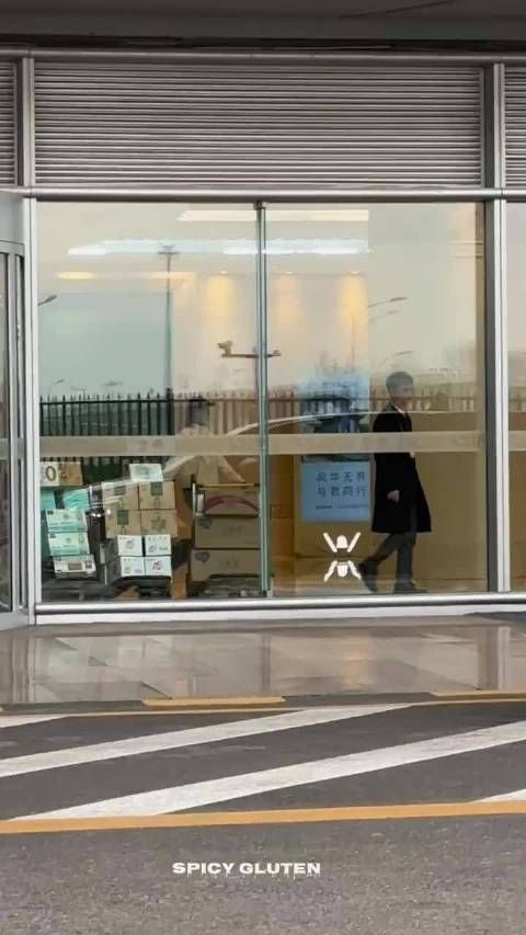 宋威龙回京啦，行程超赶的 今晚还有直播