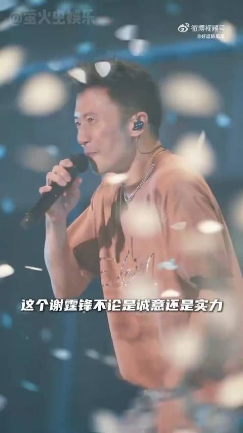 谢霆锋银色科技战袍亮相,未来感造型引瞩目