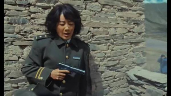 盗猎这闯入警察居所,女警官一枪击中!白菊枪法太好了!