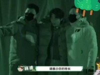 魏大勋的特长终于被发现了，那就是腿长，完全没毛病啊！