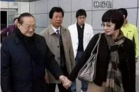 原创23岁酒吧女为和53岁金庸在一起，放弃了做母亲的权利