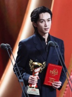 恭喜陈晓荣获年度最具号召力男演员奖