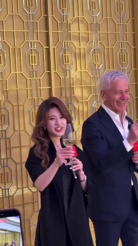 赵露思最新路透曝光，主办方盛赞其亲民形象