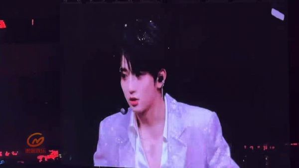 穆祉丞穿粉色亮片西装献唱,舞台太炸太喘