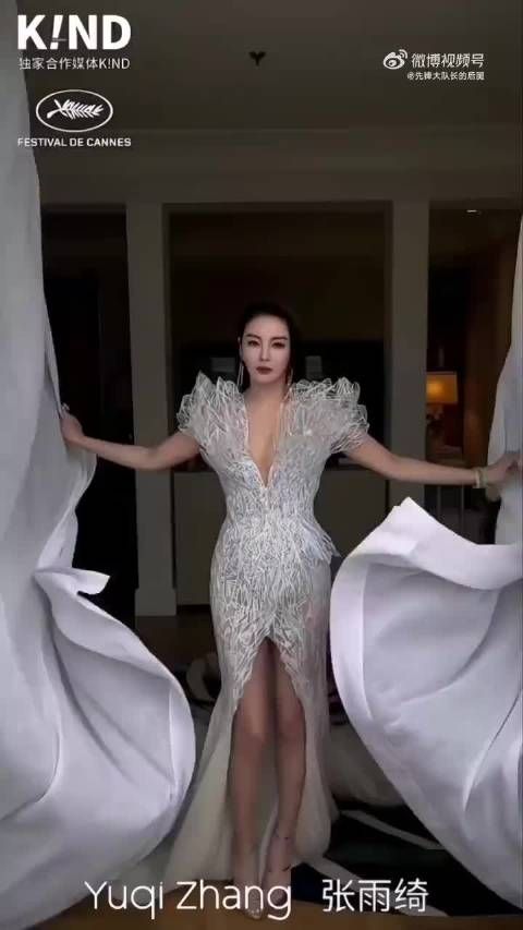 张雨绮巴黎时装周 镂空造型