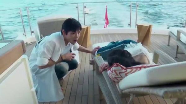 郭碧婷真是个吃货,睡着了手上还拿着零食,向佐都看入迷了!