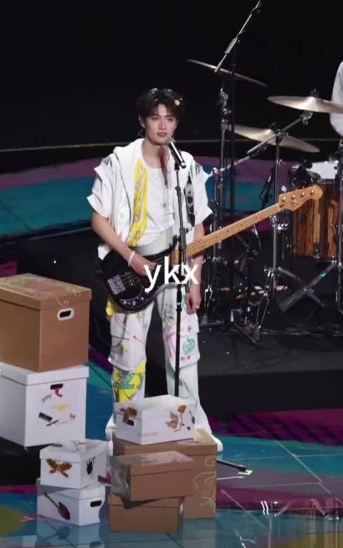 朱志鑫纯白涂鸦外套配嫩黄小花亮相,反差感十足