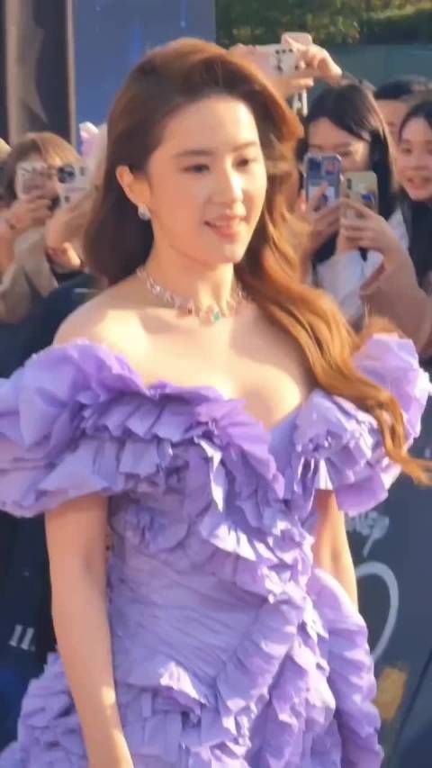 刘亦菲属于那种即使身材不完美也依旧会被人称赞的超级大美女