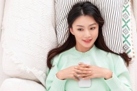 女人在外有情人了，最明显的表现，并非远离老公，而是这么干