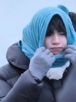 刘耀文围巾遮脸录节目，转场后才露真容