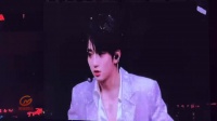 穆祉丞穿粉色亮片西装献唱，舞台太炸太喘