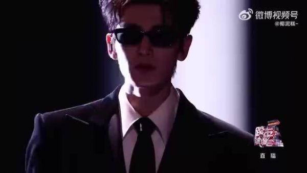 张凌赫亮相摄影界舞台引期待