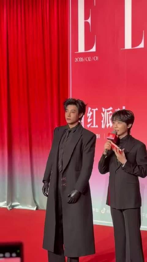 年度派对红毯高光时刻，深V黑西装闪耀吸睛