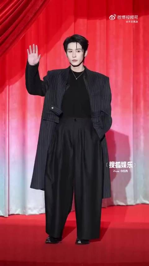 短剧顶流红毯团建,刘萧旭王道铁申浩男西装亮相,王格格王小亿翟一莹礼服争艳